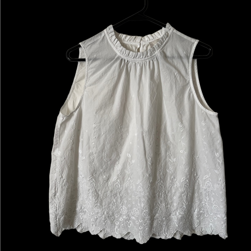 KEYHOLE BUTTONBACK EYELET SLEEVELESS WHITE TOP SIZE M WITH SCALLOPED HEM